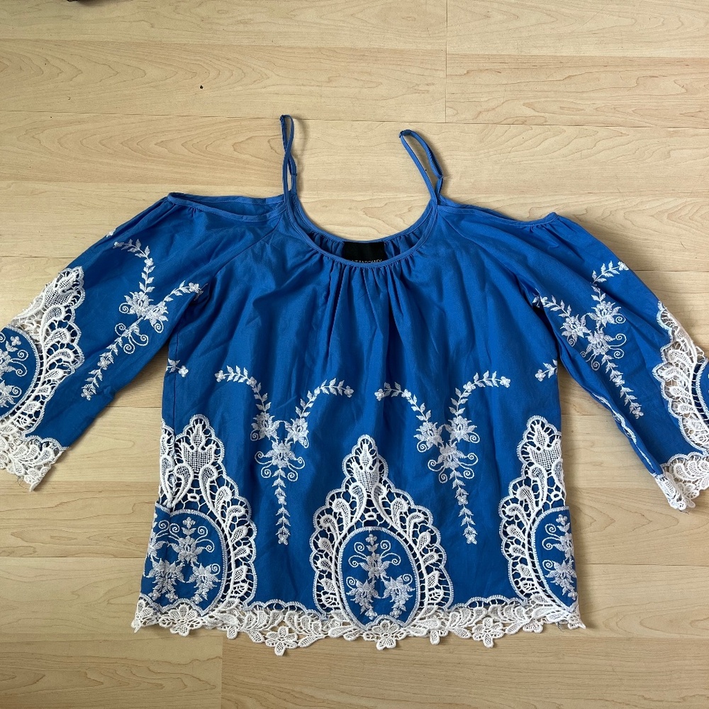 CYNTHIA ROWLEY Drop Sleeve Lace Detail Top (size L) **NWT**